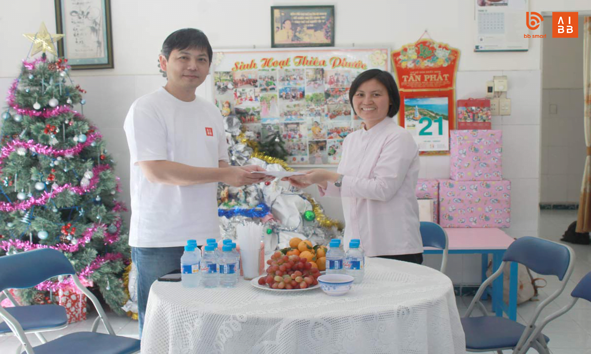 Representative of BBSMART Company presented the gift to Thien Phuoc facility